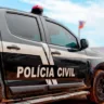 Os policiais civis, acionados para dar cumprimento aos mandados de prisão e de busca e apreensão, localizaram os suspeitos durante as diligências.