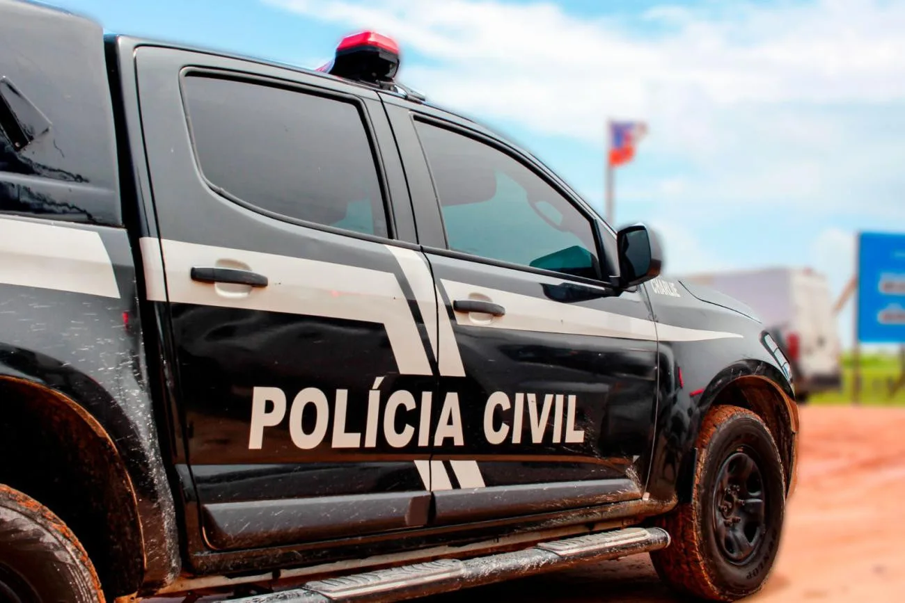 Os policiais civis, acionados para dar cumprimento aos mandados de prisão e de busca e apreensão, localizaram os suspeitos durante as diligências.