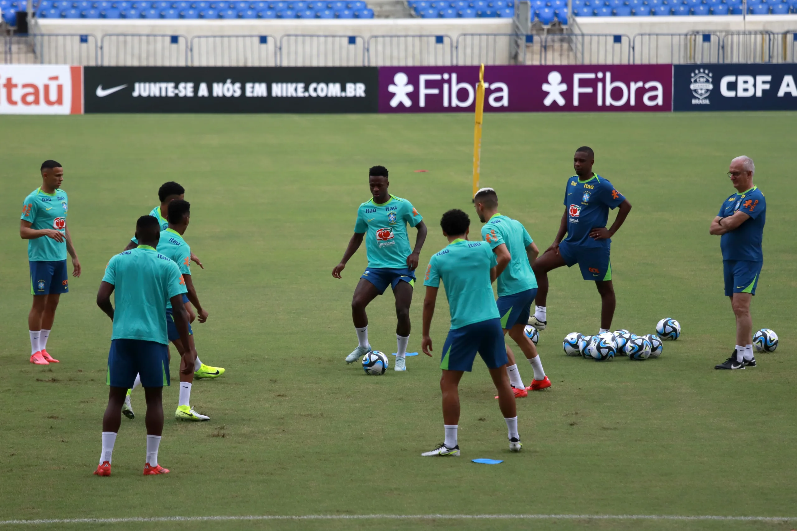 O técnico da Seleção Brasileira, Dorival Júnior, comandou nesta segunda-feira (11) o primeiro treino da preparação para os dois confrontos das Eliminatórias da Copa do Mundo.