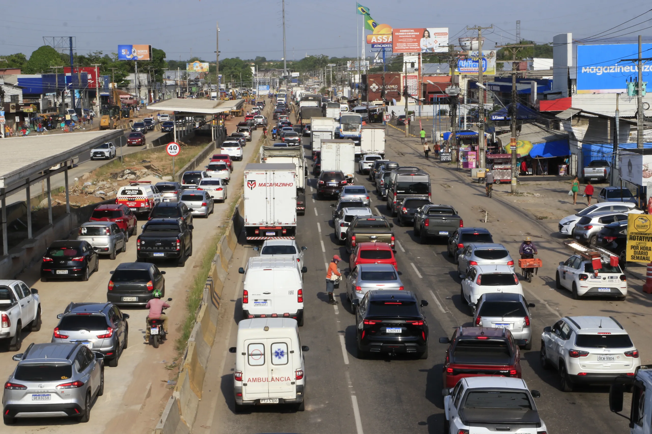 Às vésperas do feriado de Proclamação da República, no início da tarde de quinta-feira (15), o movimento de veículos, no sentido saída da capital, já era intenso