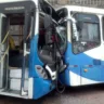 Em Ananindeua, dois ônibus se envolveram em um acidente na tarde desta segunda-feira, 4. Imagens enviadas ao DIÁRIO mostram como ficaram os veículos após se chocarem na Estrada do Icuí, bem próximo à escola Celina del Tetto.