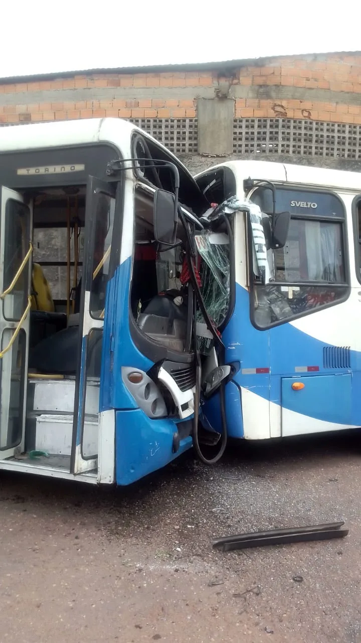 Em Ananindeua, dois ônibus se envolveram em um acidente na tarde desta segunda-feira, 4. Imagens enviadas ao DIÁRIO mostram como ficaram os veículos após se chocarem na Estrada do Icuí, bem próximo à escola Celina del Tetto.