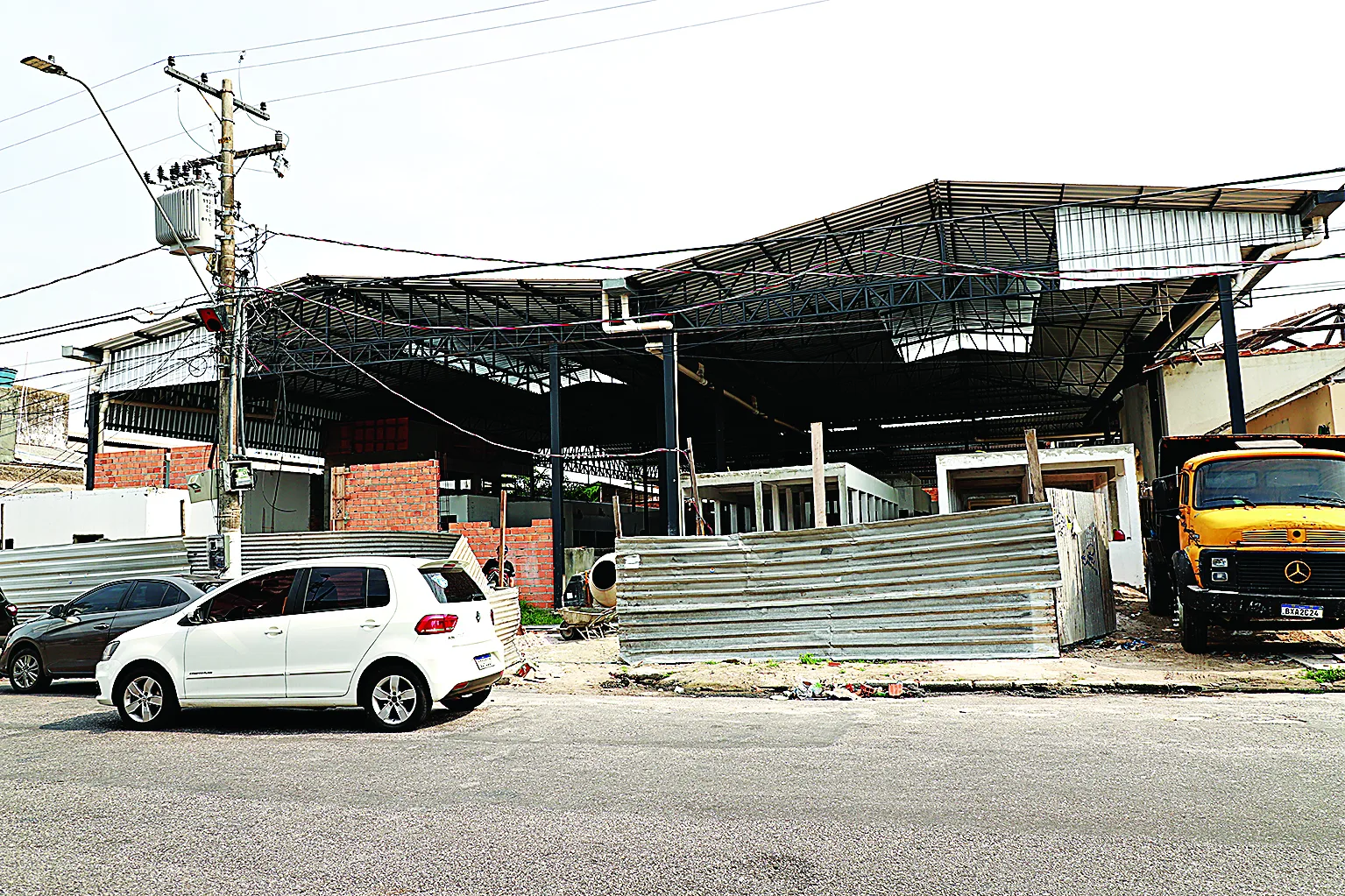 Obra começou em junho de 2022, mas atraso na conclusão gera revolta em feirantes 
FOTO: MAURO ÂNGELO