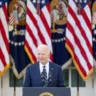 O avião do presidente dos Estados Unidos, Joe Biden, pousou no aeroporto de Manaus na manhã deste domingo (17), às 13h30 no horário de Brasília (às 12h30 na hora local), dando início a uma visita do americano à região amazônica brasileira, ainda que curta e limitada a espaços mais urbanos. Foto: Official White House Photo by Oliver Contreras)