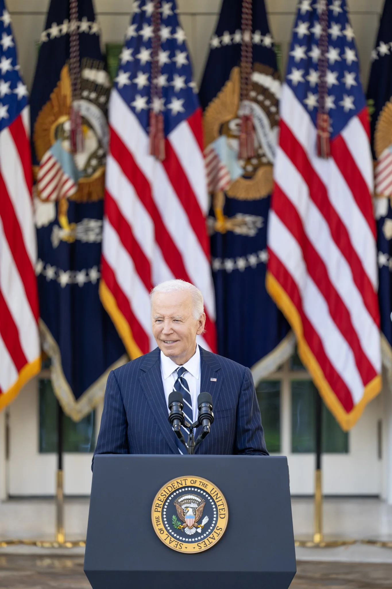 O avião do presidente dos Estados Unidos, Joe Biden, pousou no aeroporto de Manaus na manhã deste domingo (17), às 13h30 no horário de Brasília (às 12h30 na hora local), dando início a uma visita do americano à região amazônica brasileira, ainda que curta e limitada a espaços mais urbanos. Foto: Official White House Photo by Oliver Contreras)