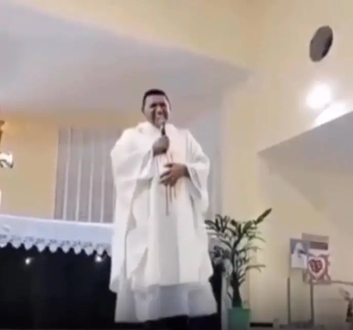 Prêmio inusitado de festa de padroeira deixa padre em crise de riso. Veja o vídeo que viralizou nas redes sociais.