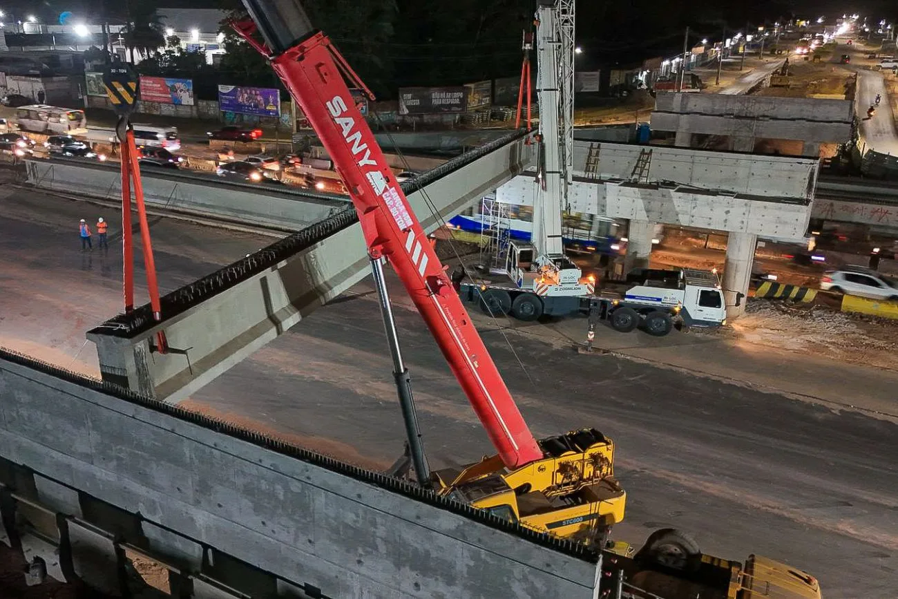 Serviços avançam e a elevação das vigas é um marco na obra