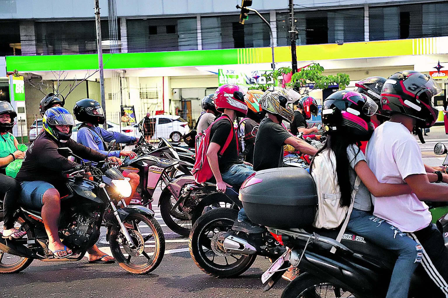 Rotina de quem usa a motocicleta como ferramenta de trabalho e como meio de transporte em Belém. Foto: Wagner Almeida / Diário do Pará.