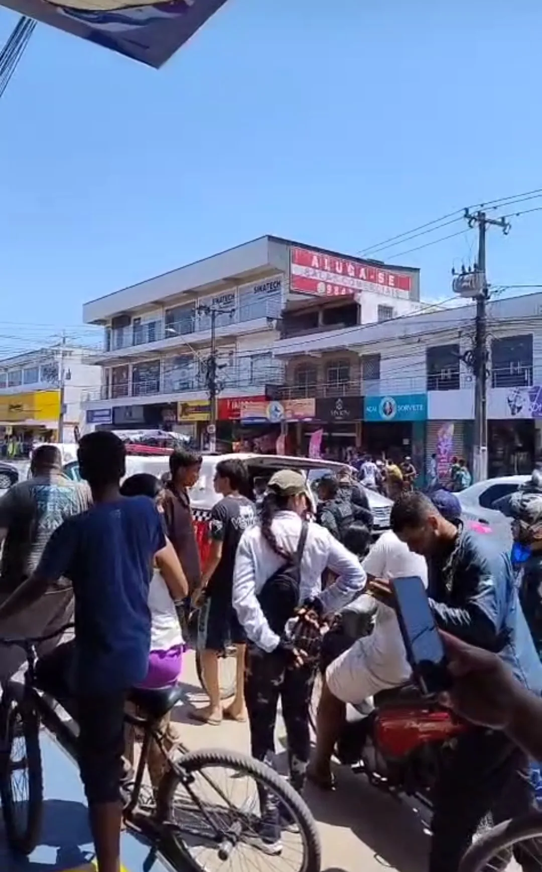 A movimentada feira do Distrito Industrial em Ananindeua foi transformada em uma aglomeração total depois que um homem armado com uma faca perseguiu um desafeto e ao alcançá-lo acabou matando com diversas facadas pelo corpo no início da tarde desta sexta-feira (29).