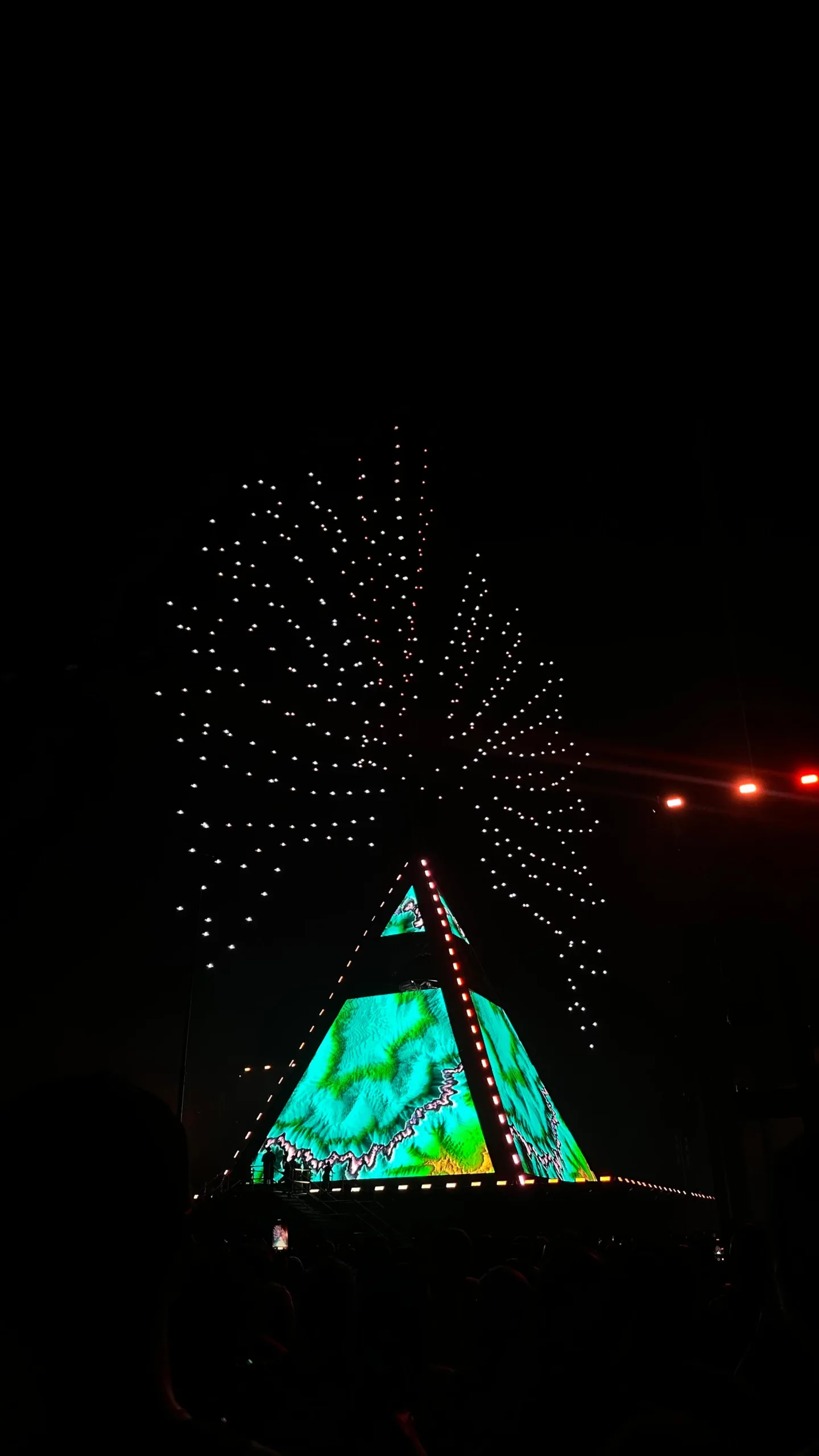 Movimentos inéditos com drones marcaram show do Alok em Belém