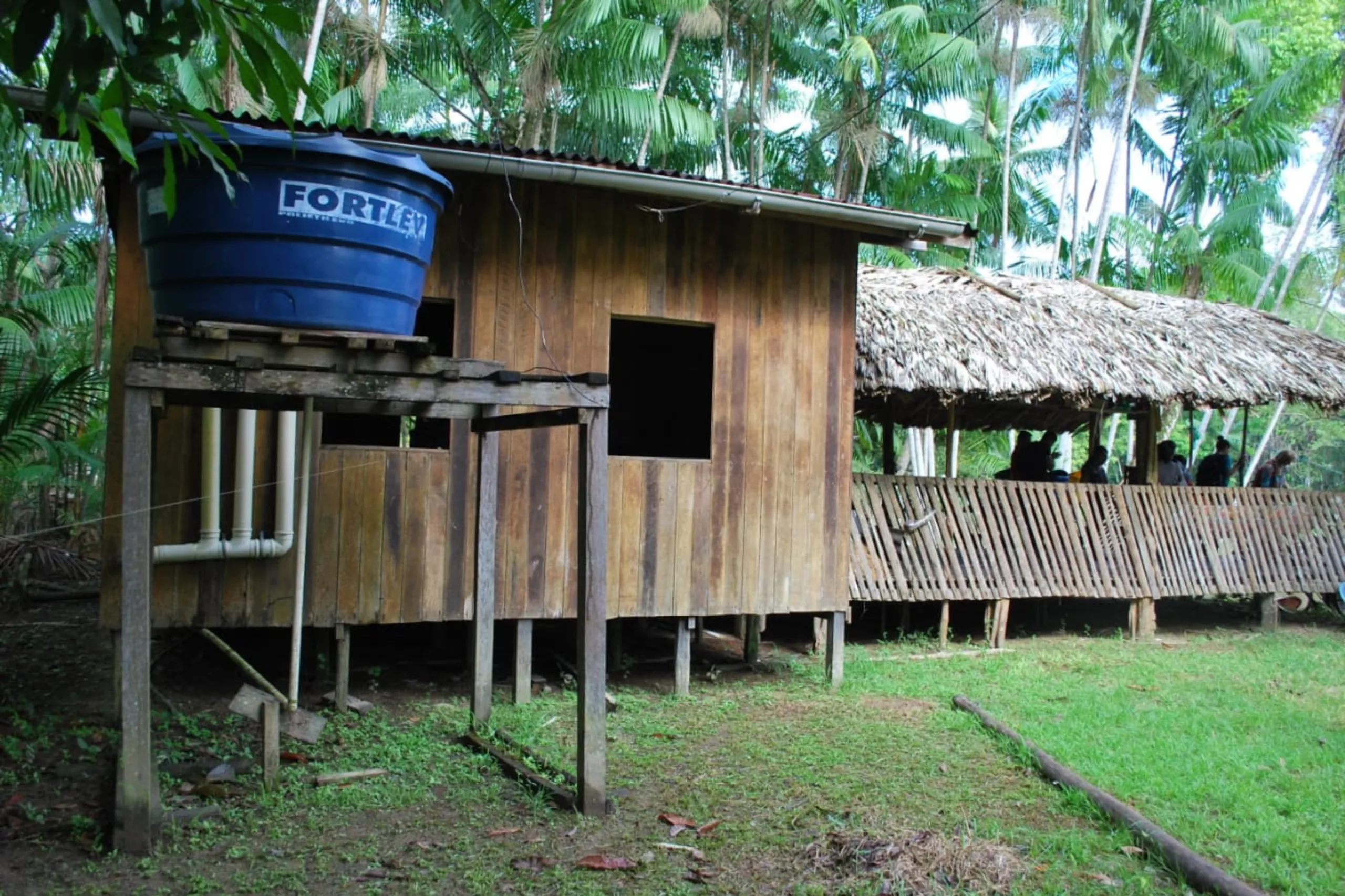 Exemplo de sistemas de captação da água da chuva instalados na Ilha das Onças FOTO: divulgação