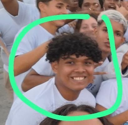 Os disparos aleatórios acabaram atingindo um vendedor de lanche identificado como Lucas Davi Ferreira Oliveira, de 21 anos, que não resistiu ao tiro, evoluindo a óbito no Pronto Socorro do Guamá, distante duas quadras do local.