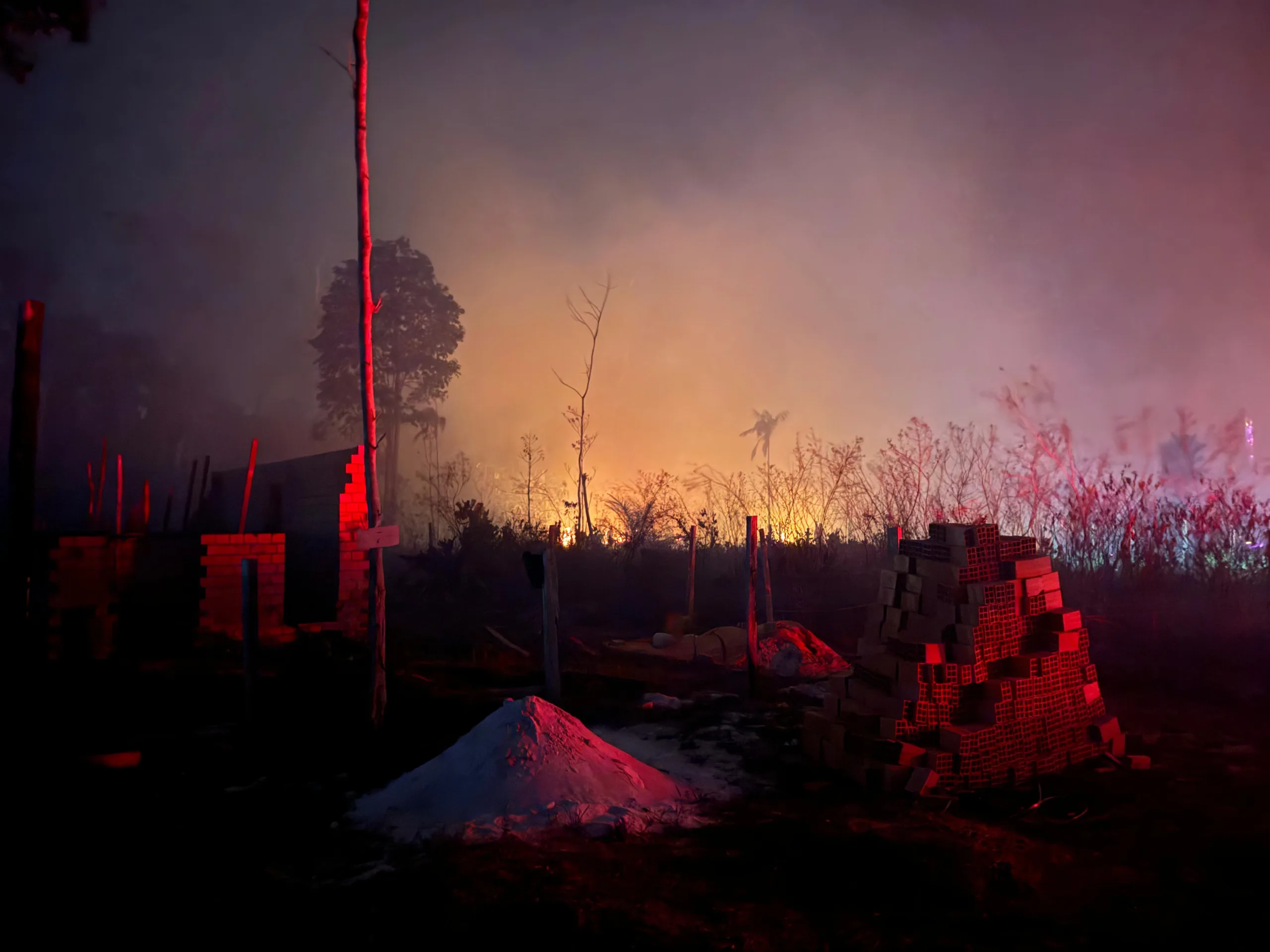 Semma, Defesa Civil e Agência Distrital fiscalizam ações de contenção de incêndio em Mosqueiro