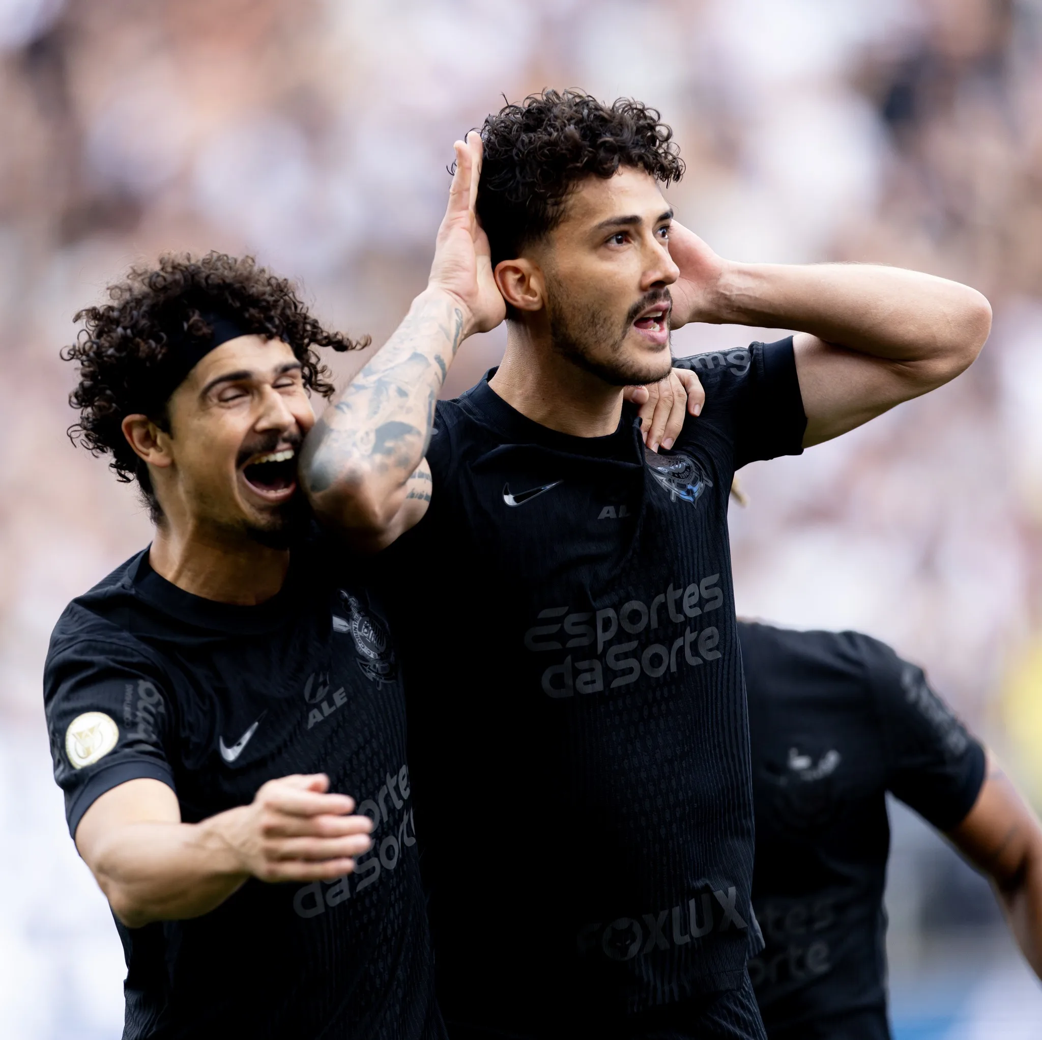 O Corinthians dominou o Vasco na Neo Química Arena, na tarde deste domingo (24), garantiu a vitória em uma "blitz" feita no primeiro tempo e deu mais um passo na briga por vaga na Libertadores do ano que vem