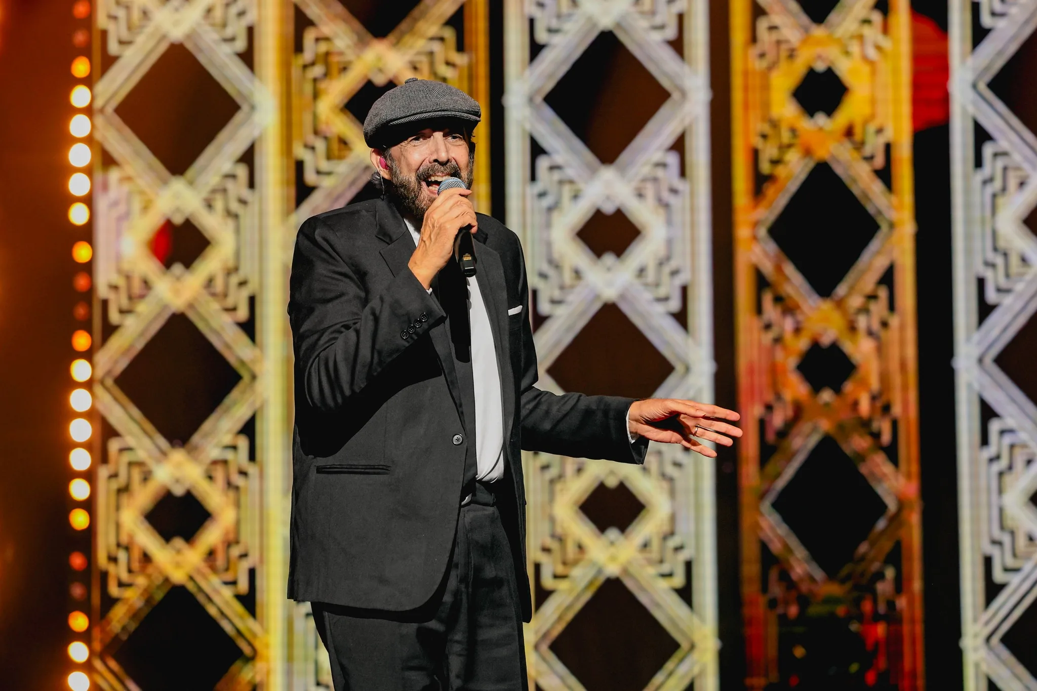 O Grammy Latino, que aconteceu na noite desta quinta-feira (14), premiou o álbum "Radio Güira", do dominicano Juan Luis Guerra, como o principal vencedor da noite.