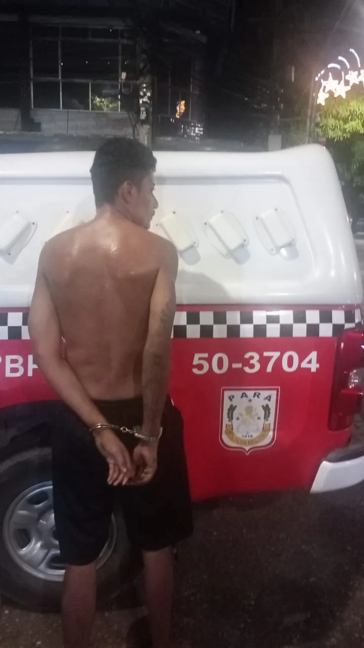 Os militares localizaram Marlon Nicolas Teixeira da Cruz, portador do Infopen 126222, que foi encontrado com alguns ferimentos na cabeça e no corpo, escondido debaixo de uma cama na vila onde reside.