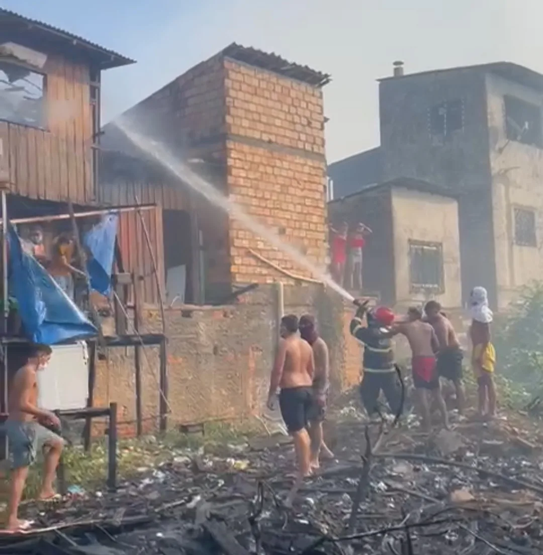 Vídeos: Incêndio destrói casas no bairro da Condor, em Belém