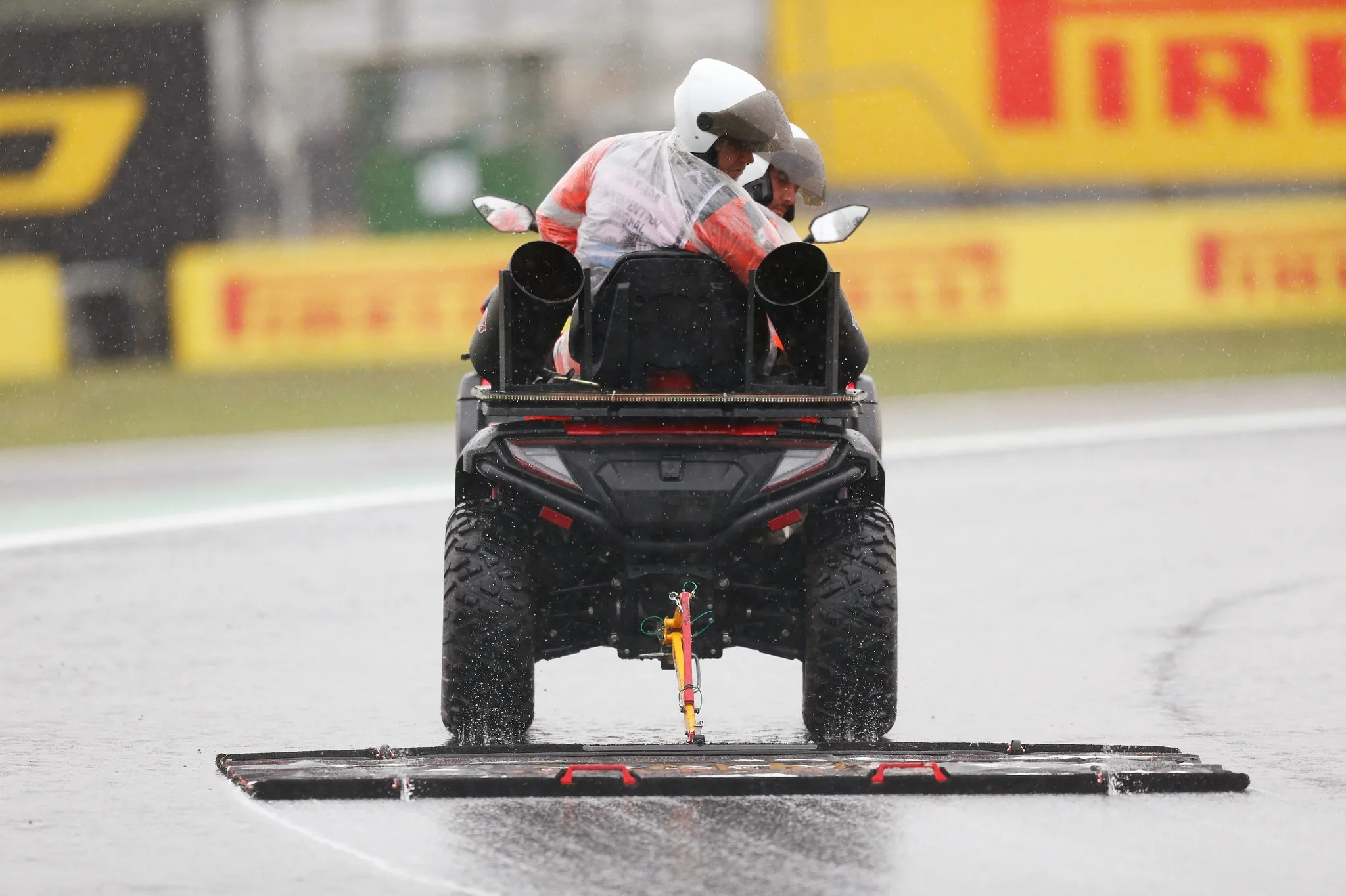 A chuva intensa que caiu na capital paulista na tarde deste sábado (2) obrigou a F1 a adiar a classificação para o GP de São Paulo, marcado para este domingo (3). Foto Miguel Schincariol / AFP) (Photo by MIGUEL SCHINCARIOL/AFP via Getty Images)