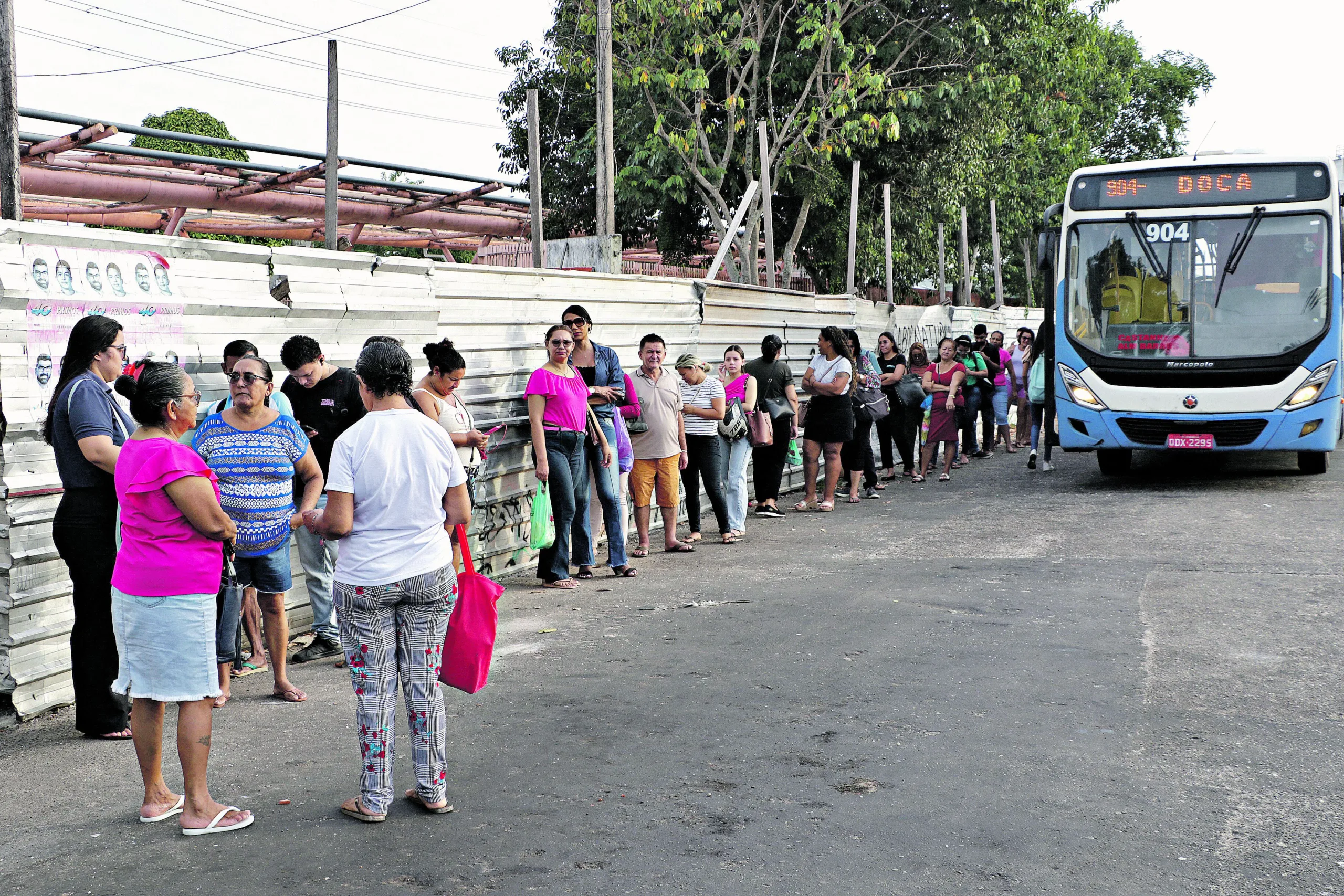 Segundo moradores, principalmente da Cidade Nova, há poucos coletivos e muita demora. Enquanto isso, a Prefeitura prometeu nova frota e nada...