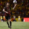 O experiente meia defende o Sport e ainda tenta botar o time pernambucano na Série A - Foto: Paulo Paiva/Sport