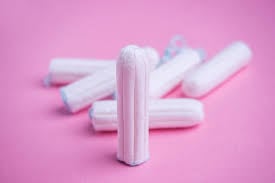Há diversos tipos de absorventes menstruais disponíveis no mercado, como descartáveis externos e internos, reutilizáveis, coletores e calcinhas absorventes.