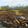 Belém,Pará, Brasil, Caderno cidade-   De acordo com moradores da passagem Bom Sossego no bairro da Côndor, no domingo um morador de rua fez uma queima de fio de cobre numa área de matos não habitada, so que o fogo se alastrou dominando toda área chegando a destruir uma residência.
13/11/2024
Foto celso Rodrigues/ Diário do Pará.