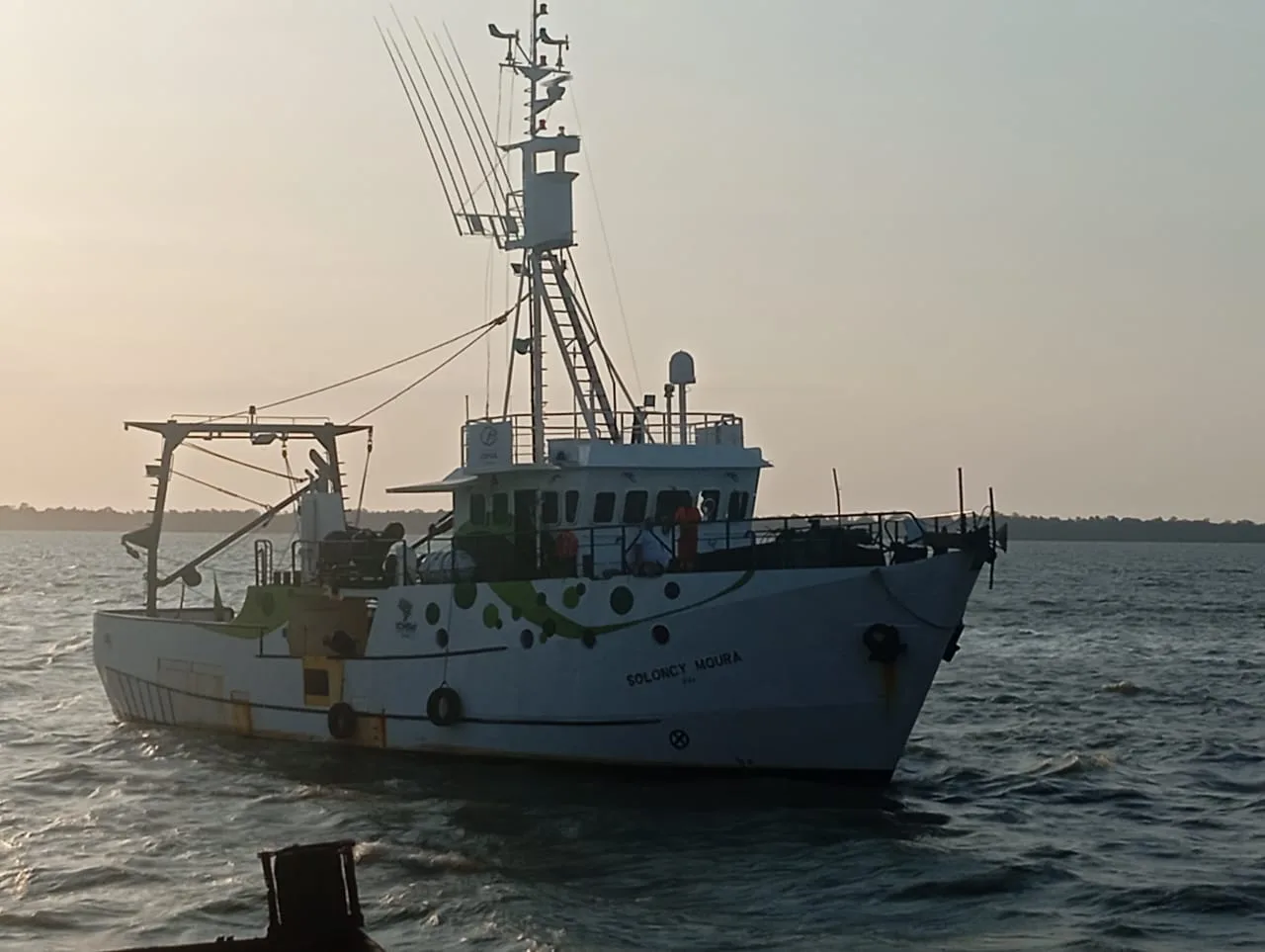 Navio de pesquisa Soloncy Moura em Belém para distribuição de cestas básicas nas UCs do Pará afetadas pela estiagem na Amazônia.