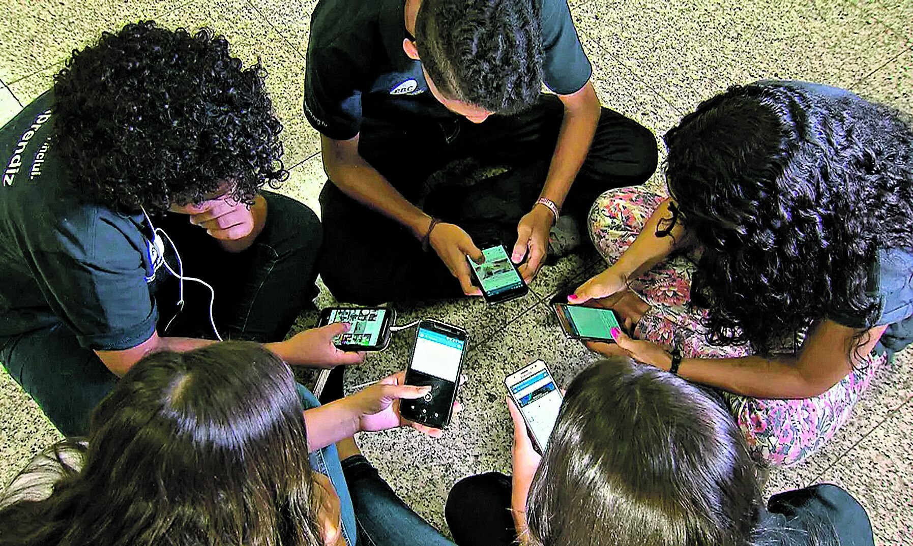 O banimento do uso de celulares por estudantes de escolas públicas e privadas de todo o país deve ser aprovado nesta terça-feira (10)
