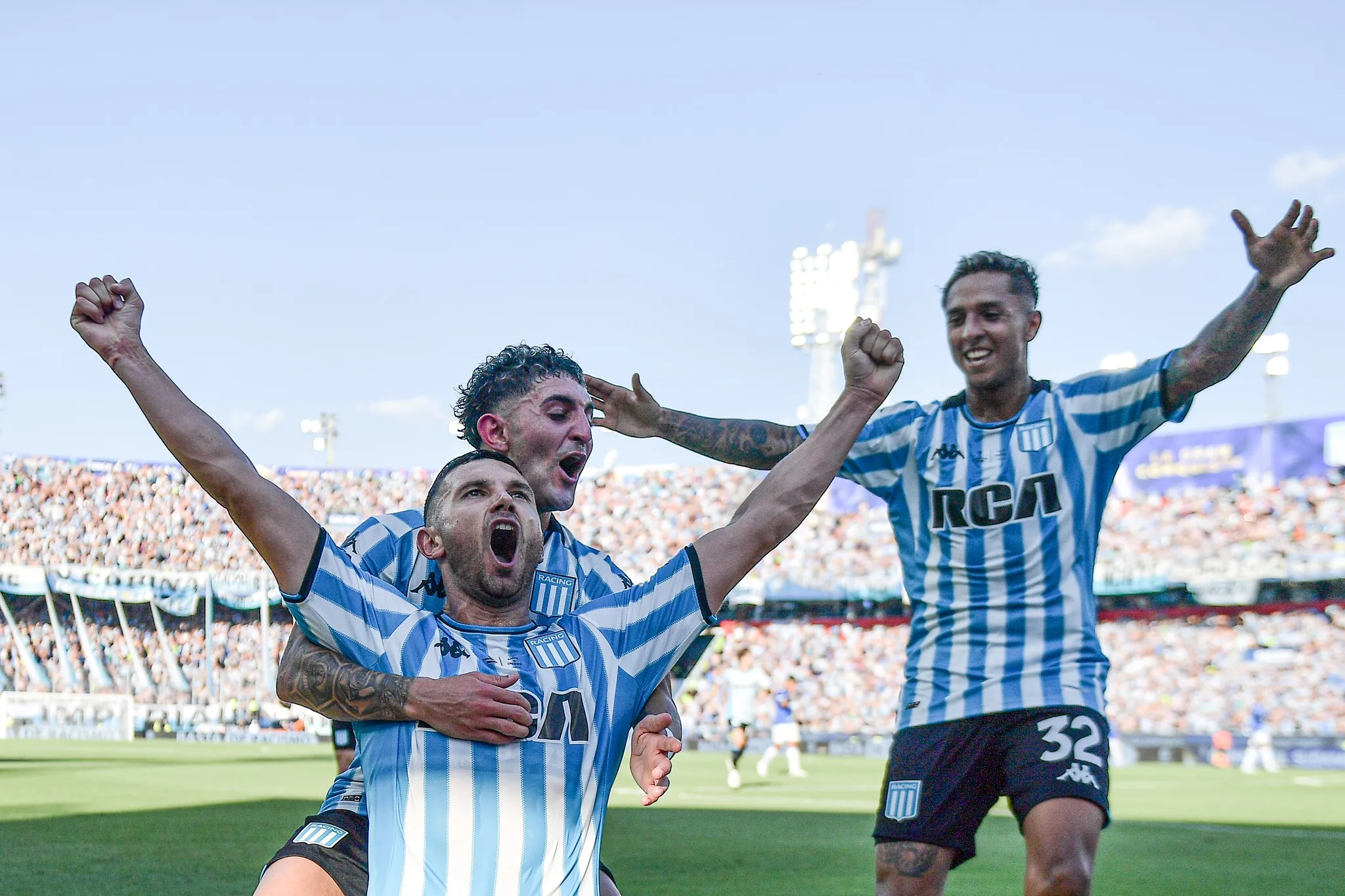 O Racing venceu o Cruzeiro por 3 a 1 na tarde deste sábado (23) e conquistou sua primeira Copa Sul-Americana. Os gols foram de Martirena, Adrián Martínez e Roger Martínez, para os argentinos, e de Kaio Jorge para a equipe brasileira.