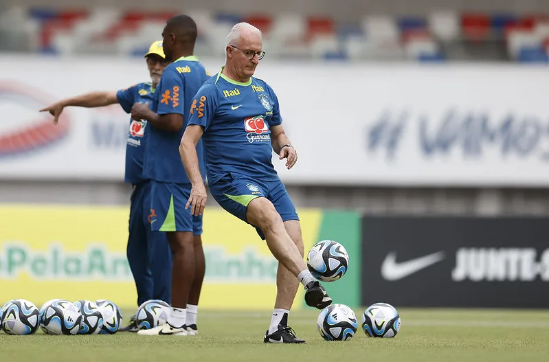 Descubra quem pode ocupar a vaga no ataque da seleção brasileira para o jogo contra a Venezuela. Saiba mais!