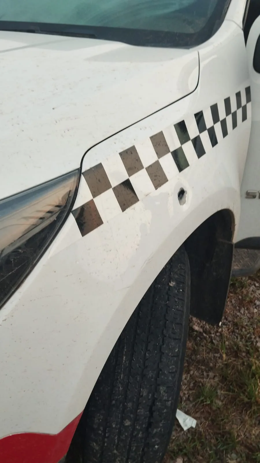 Durante a perseguição, os assaltantes efetuaram disparos contra a viatura, atingindo a lataria do veículo policial.