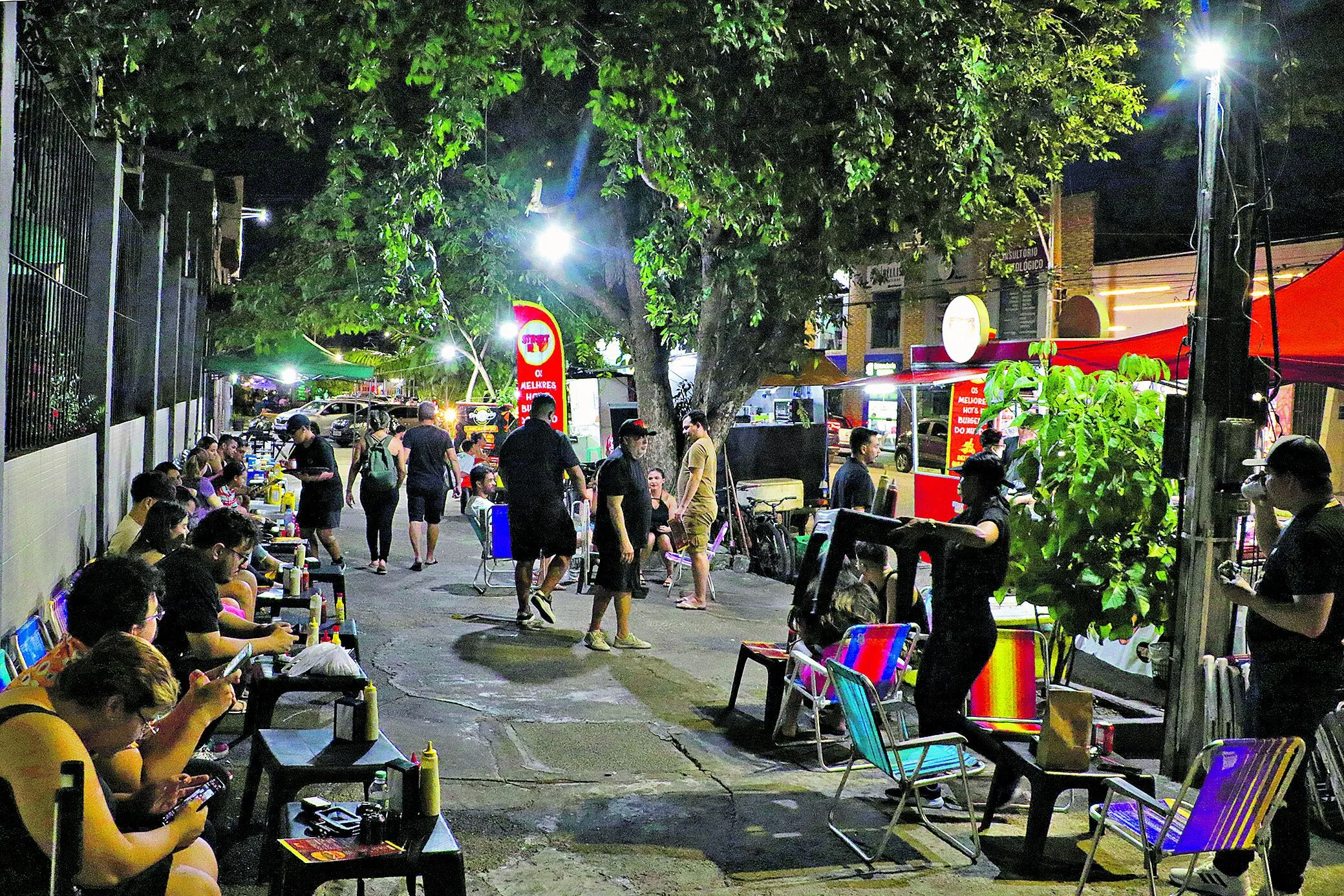 A avenida Rodolfo Chermont, no bairro da Marambaia, em Belém, se transformou em um corredor gastronômico nos últimos anos, com opções de lanches em estabelecimentos e barracas para todos os gostos. Fotos: Antonio Melo