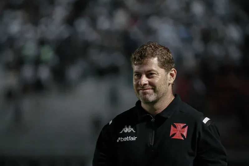 O técnico do Vasco não resistiu. Fotos: Matheus Lima/Vasco.