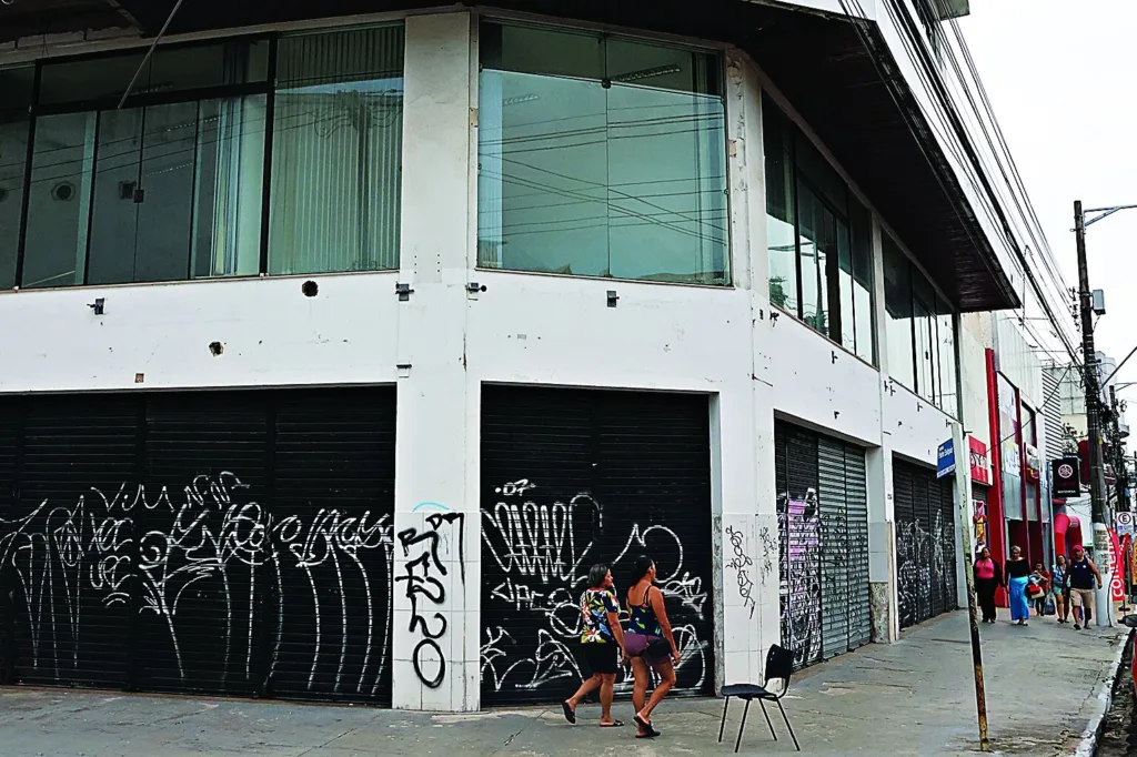 Onde antes funcionavam bancos, livrarias e lojas de roupas, hoje só existem placas e portas fechadas