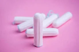 Há diversos tipos de absorventes menstruais disponíveis no mercado, como descartáveis externos e internos, reutilizáveis, coletores e calcinhas absorventes.