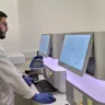 Paulo Costa, da equipe de laboratório do Instituto Tecnológico Vale, manipulando o sequenciador de DNA na introdução de dados para inteligência artificial | Créditos: Divulgação