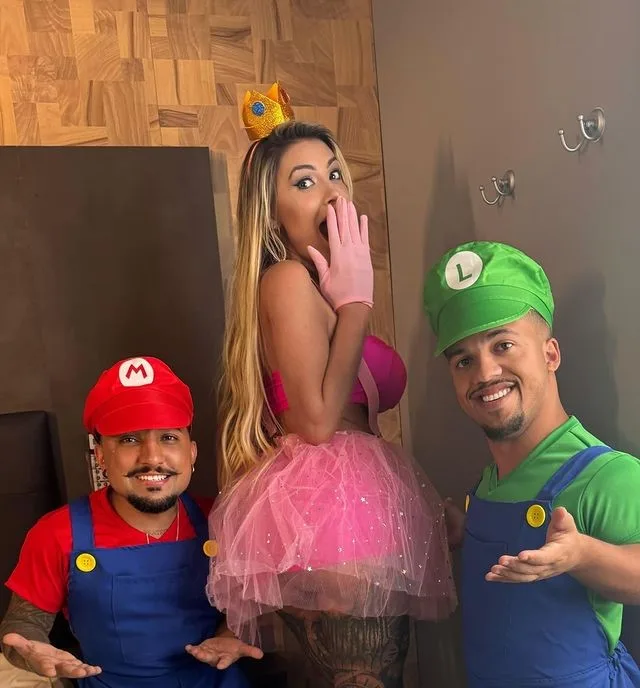 "Já teve a Branca de Neve com um anão, agora vai ser a princesa com o Mario e o Luigi", disse a modelo