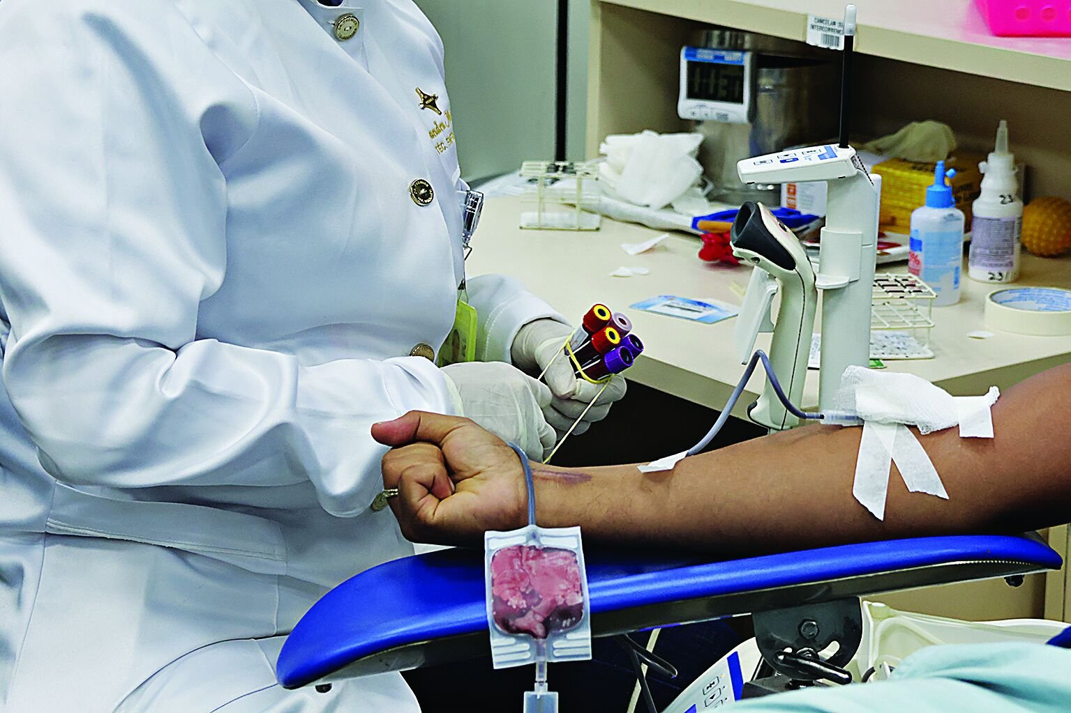 O NHS (Serviço Nacional de Saúde), espécie de SUS do Reino Unido, testa pela primeira vez em humanos um sangue artificial produzido em laboratório.