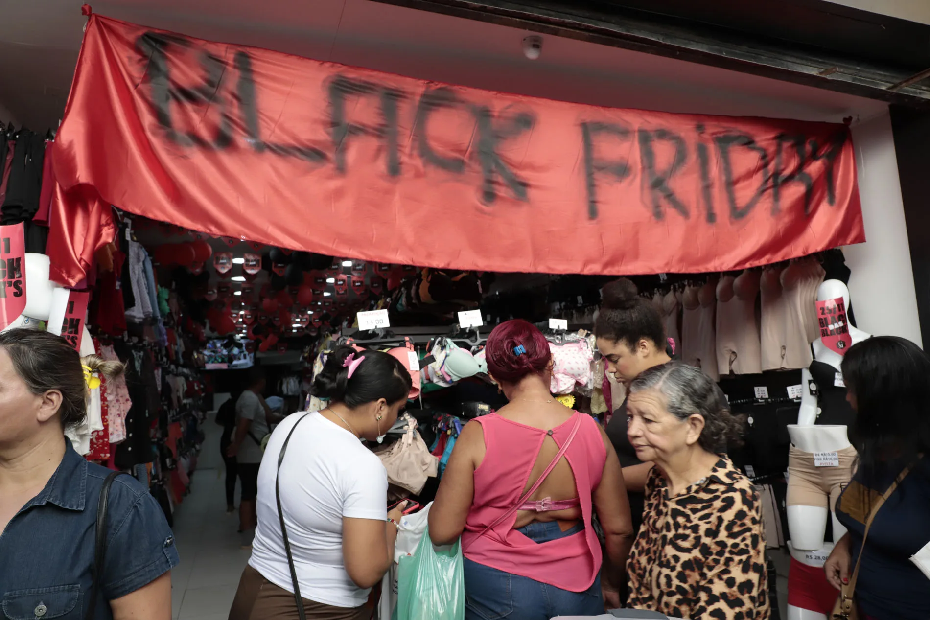 A Black Friday, data aguardada pelos consumidores que procuram itens desejados a preços mais acessíveis, agitou as áreas de compras em Belém nesta sexta-feira (29)