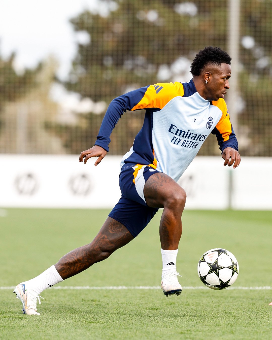 Vini Jr soma 46 participações em gols neste ano, com 30 gols e 16 assistências. Apenas nesta temporada, o brasileiro marcou dois hat-tricks, tem 17 tentos e sete passes para gol.