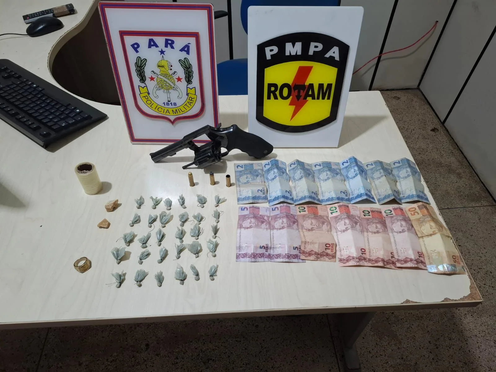 Na “boca de fumo do desconhecido” foram encontrados trinta invólucros de substância aparente a óxi e dois fragmentos um pouco maiores da mesma substância, uma quantia de 114,00 reais em espécie além de uma arma de fogo municiada que foi apresentada na Polícia Civil durante o registro da intervenção policial seguida de morte.