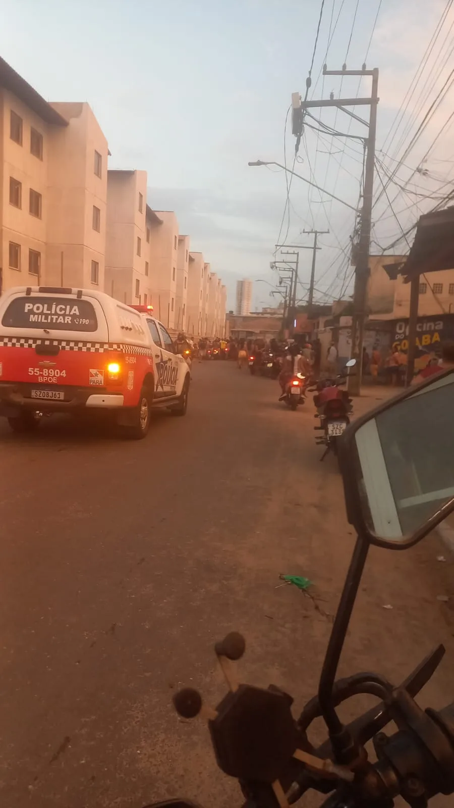 Homem pilotava sua motocicleta, com a namorada na garupa, quando foi baleado e acabou morrendo na hora