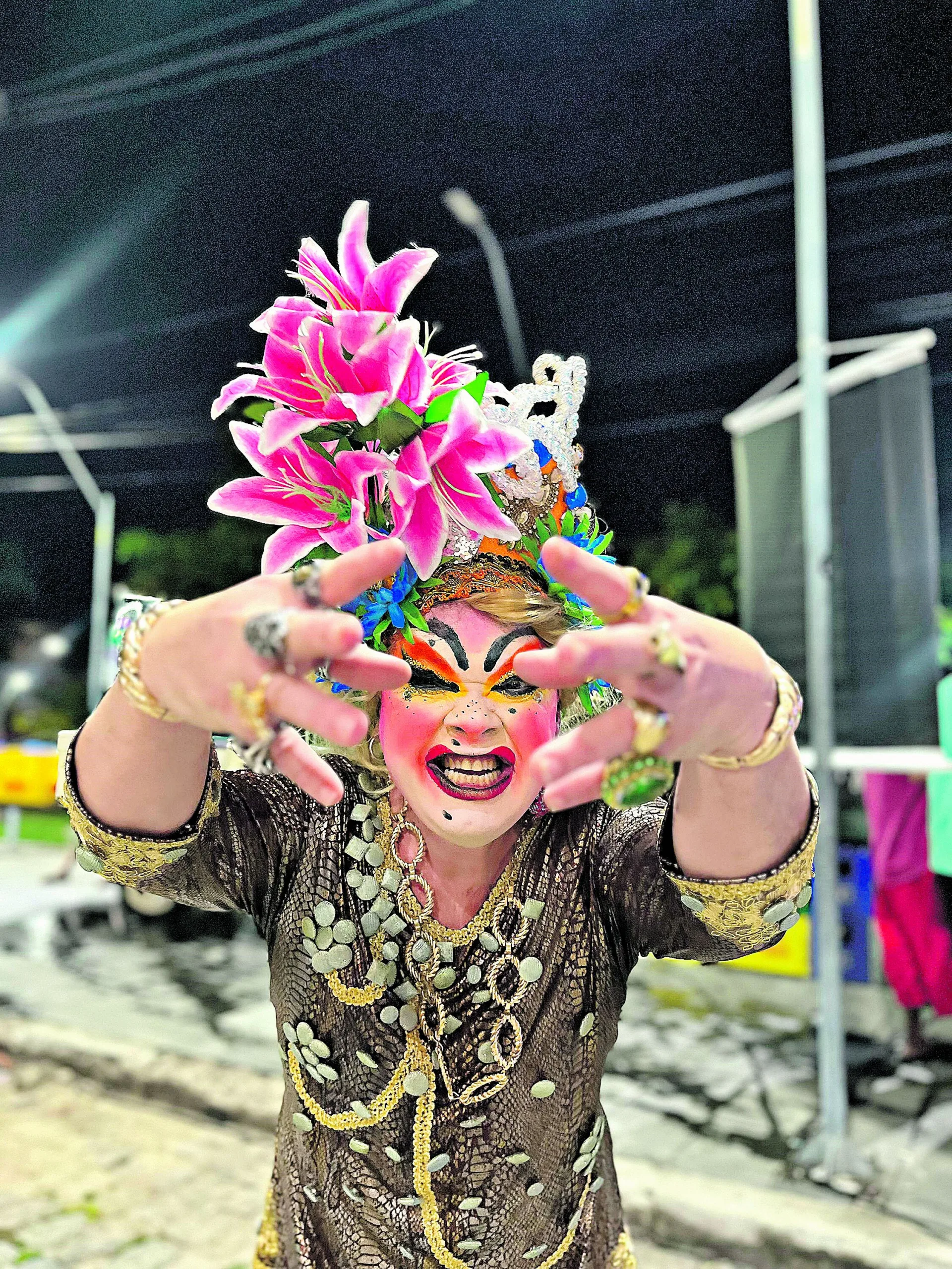 Cinco equipe drags passam por desafios criativos e ainda elegem a maior drag cômica da RMB. Xirley Tão comanda essa disputa cheia de carisma na Escola de Samba da Matinha