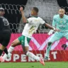 O Corinthians aproveitou duas bobeadas do Palmeiras para vencer o rival por 2 a 0 na noite desta segunda-feira (4)