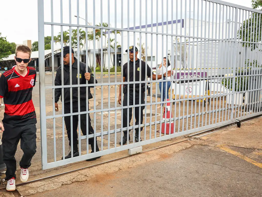 Segundo dia do Enem: candidatos respondem a 90 questões até 18h30 Candidatos chegaram cedo para evitar surpresas antes da prova Foto: Jose Cruz/Agência Brasil