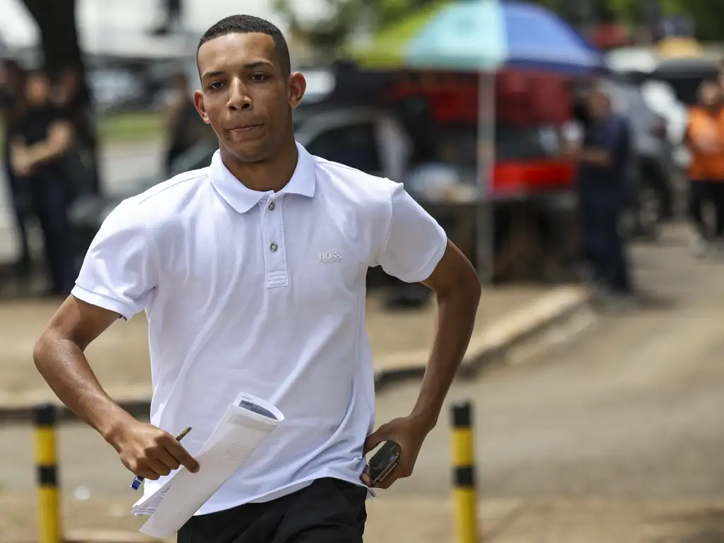 Candidatos chegam ao local de provas para o primeiro dia do ENEM 2024. Foto: Marcelo Camargo/Agência Brasil