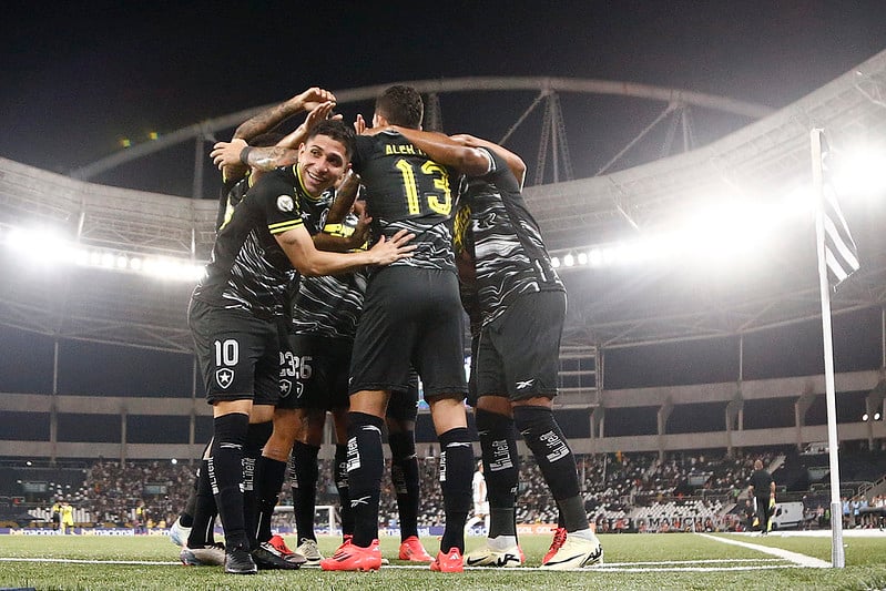 Em mais uma grande atuação, o Alvinegro não deu chances para o Vasco e atropelou o rival por 3 a 0