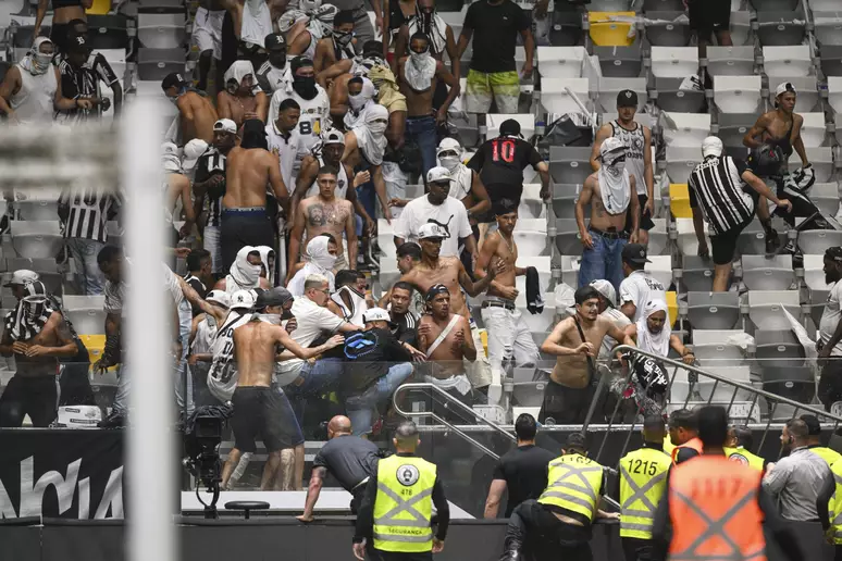 Procuradoria citou arremessos de bombas, invasões de campo e uso de laser contra o goleiro Augustin Rossi, do Flamengo. Foto: Divulgação