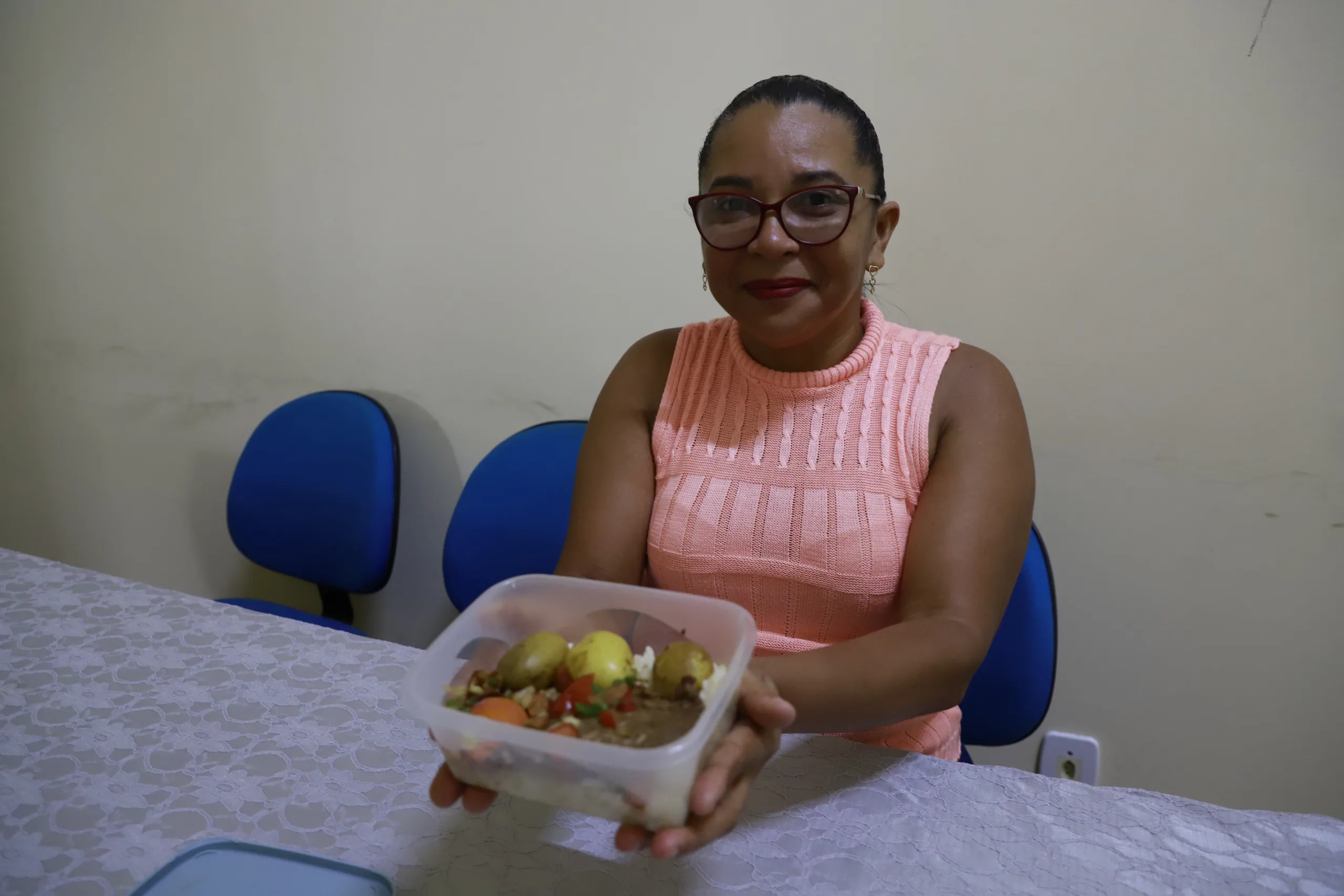 Patrícia Santos: Pela saúde, a funcionária pública optou por levar a comida de casa, sabendo a origem e manuseio dos ingredientes Foto: Mauro Ângelo 