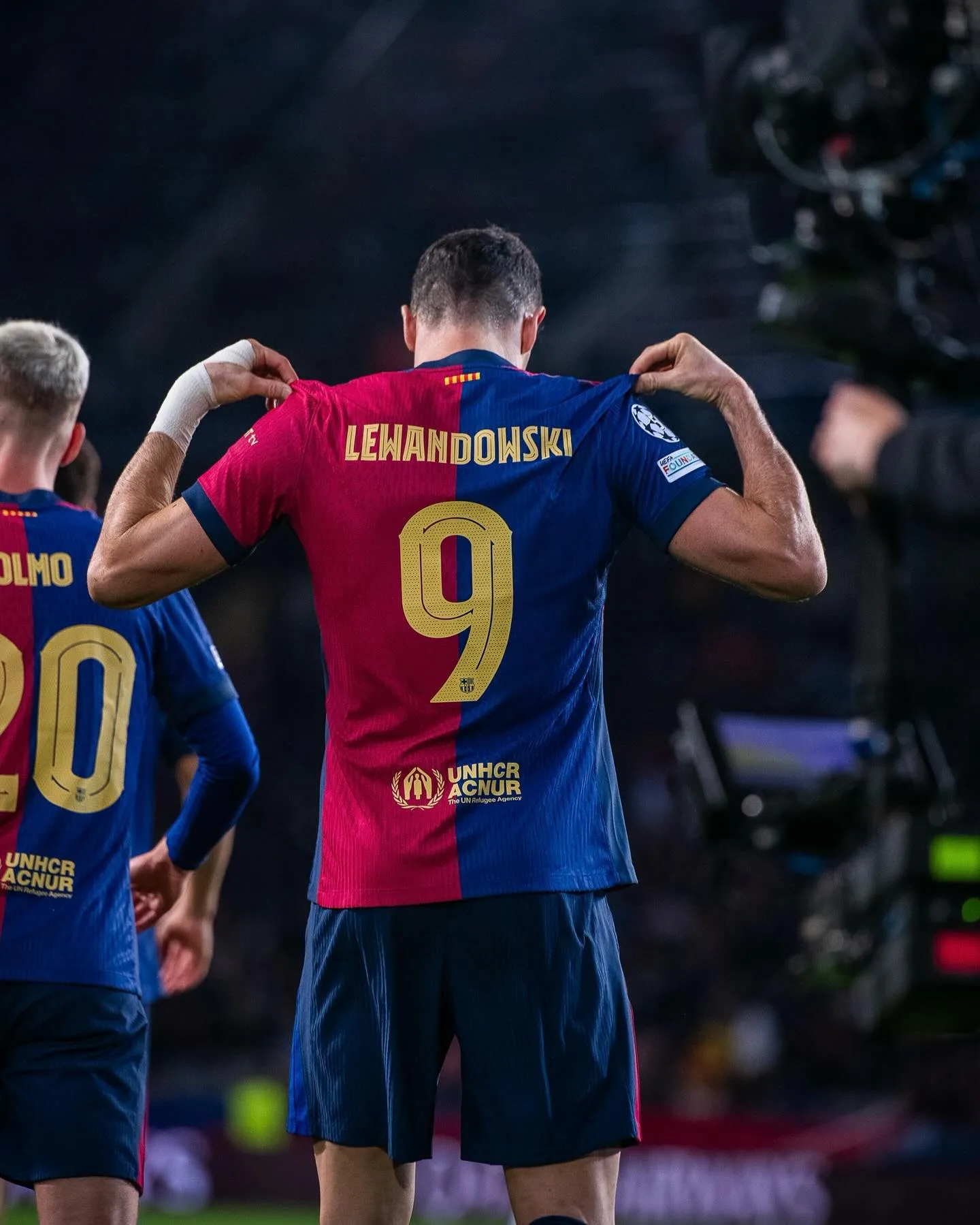 Lewandowski, duas vezes, e Dani Olmo fizeram os gols do Barcelona. Com o gol de pênalti que abriu o placar, o jogador chegou ao seu 100º gol na carreira na Champions.